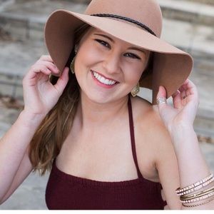 Meet your Posher, Claire